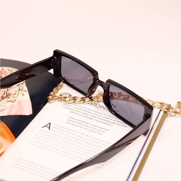 Black Oversized Retro Rectangle Fashion Sunglasses - Picture 3 of 8